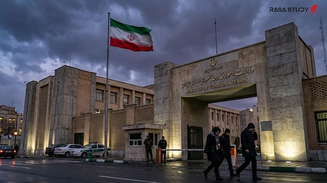 ساختمان وزارت امور خارجه ایران در تهران و پرچم ناتو