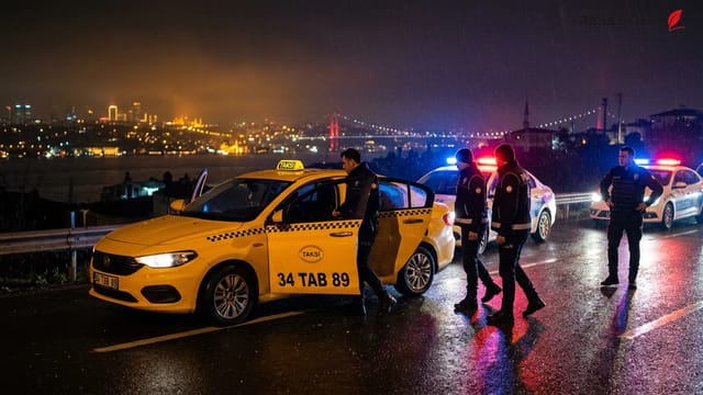 پلیس ترکیه در حال بازرسی خودرو در عملیات ضد قاچاق انسان در استانبول