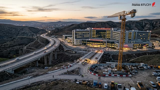 نمای ساختمان در حال تکمیل بیمارستان ۱۰۷۱ تختخوابی سیواس در سال ۲۰۲۶