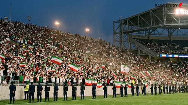 نمایی از تماشاگران در ورزشگاه جام جهانی ۲۰۲۶ با پرچم‌های ایران
