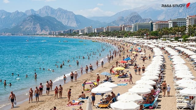 سواحل شلوغ آنتالیا در ژوئن ۲۰۲۶ پس از آتش‌بس جنگ ایران