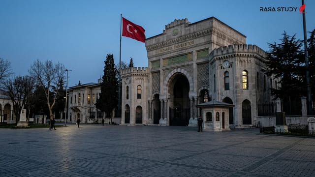 ساختمان اداری یک دانشگاه دولتی در ترکیه با پرچم این کشور