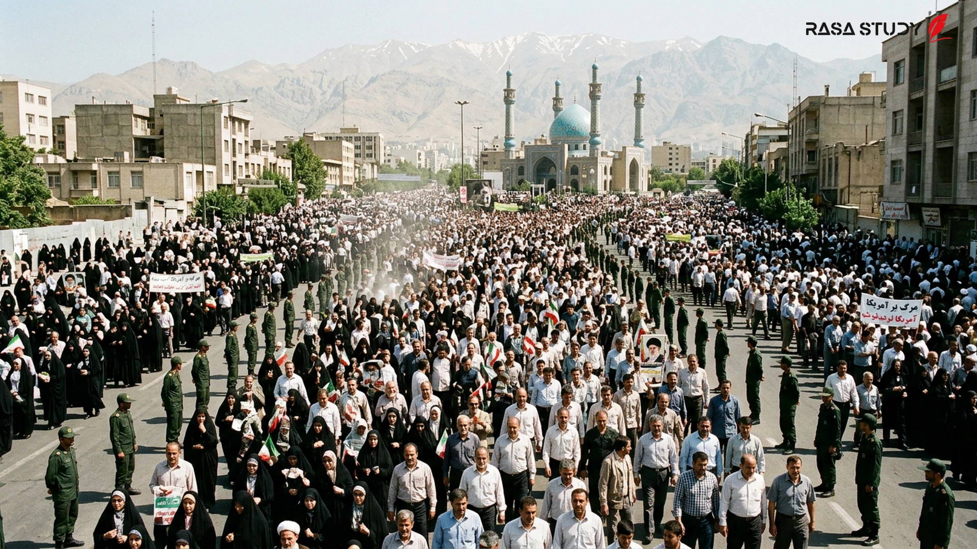 تیم خبری سی‌ان‌ان ترک در حال گزارش از خیابان‌های شلوغ تهران در ژوئیه ۲۰۲۶
