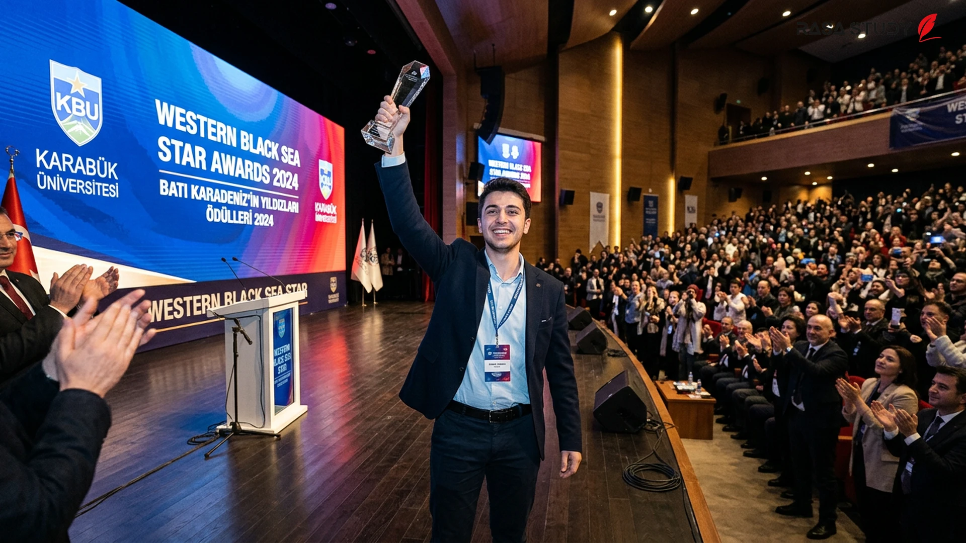 Karabük Üniversitesi öğrencisi Batı Karadeniz Yıldızı yarışması ödülünü alırken